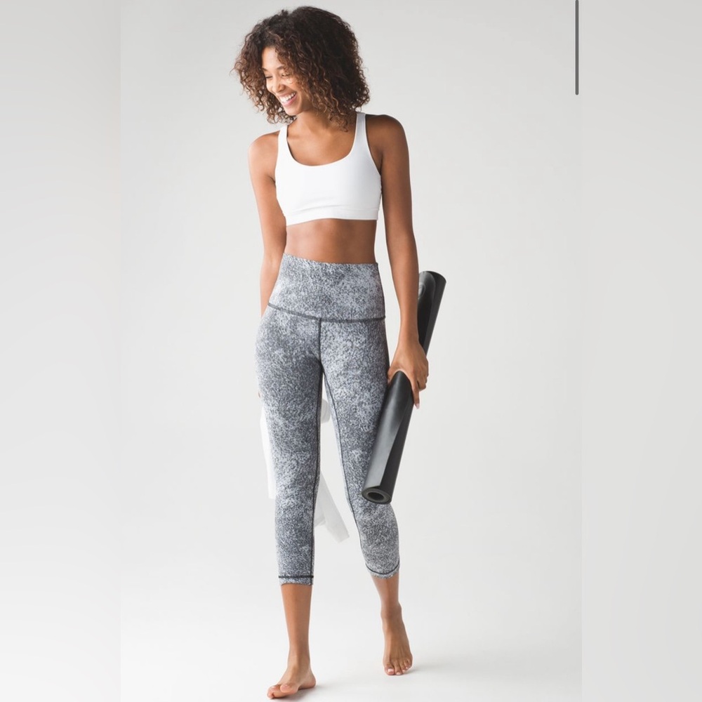 Lululemon Wunder Under Crop High-Rise in Luon Spray Jacquard White Black Size 6